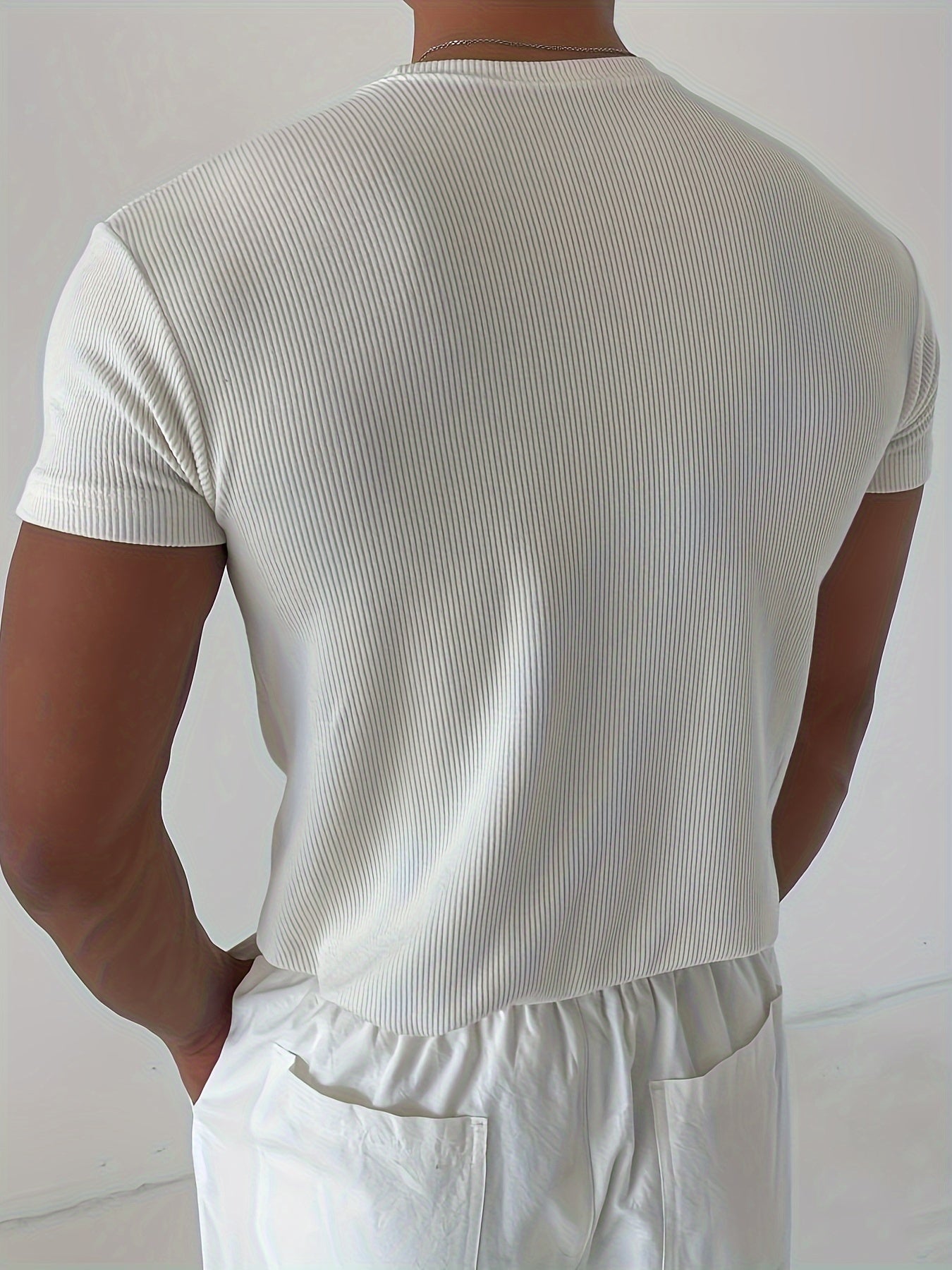 Basic T-Shit - Minimalist elegance