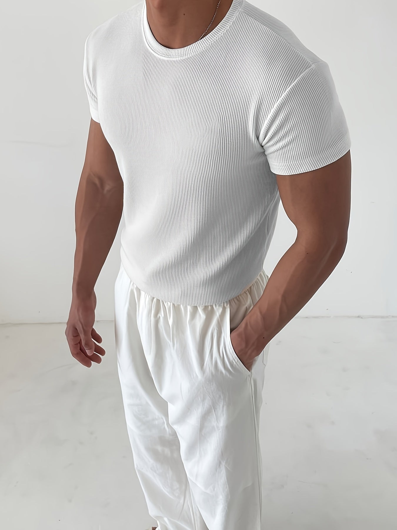 Basic T-Shit - Minimalist elegance